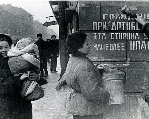 Блокадный Ленинград. Табличка о том, что сторона опасна во время обстрелов