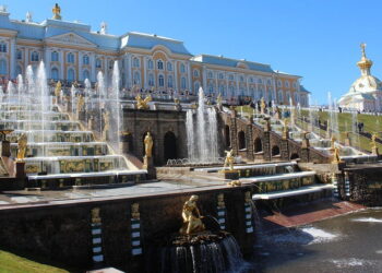 Большой Петергофский дворец в Санкт Петербурге