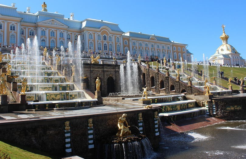 Большой Петергофский дворец в Санкт Петербурге