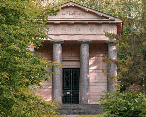 мавзолей с памятником Павлу I