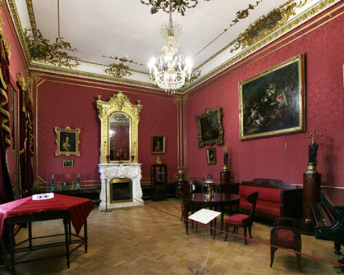Малиновая гостиная в Шереметевском дворце