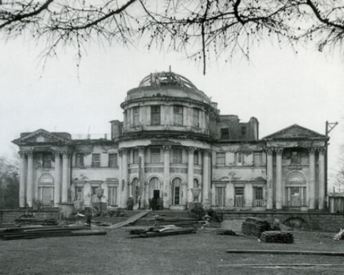 В период Великой Отечественной войны, во время пожара, дворец очень сильно пострадал.